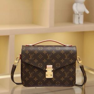 Pochette Metis handbag Its compact silhouette exudes elegance. Crafted from supple Monogram canvas, this petite piece features multiple practical pockets and compartments. Dimensions: 25 x 19 x 9 cm